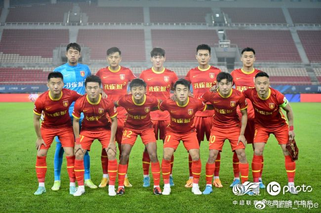 他们齐声合唱《成都》，表达成都对王凯的欢迎，而王凯也马上加入了同学们的大合唱，声音低沉好听，场面温情动人